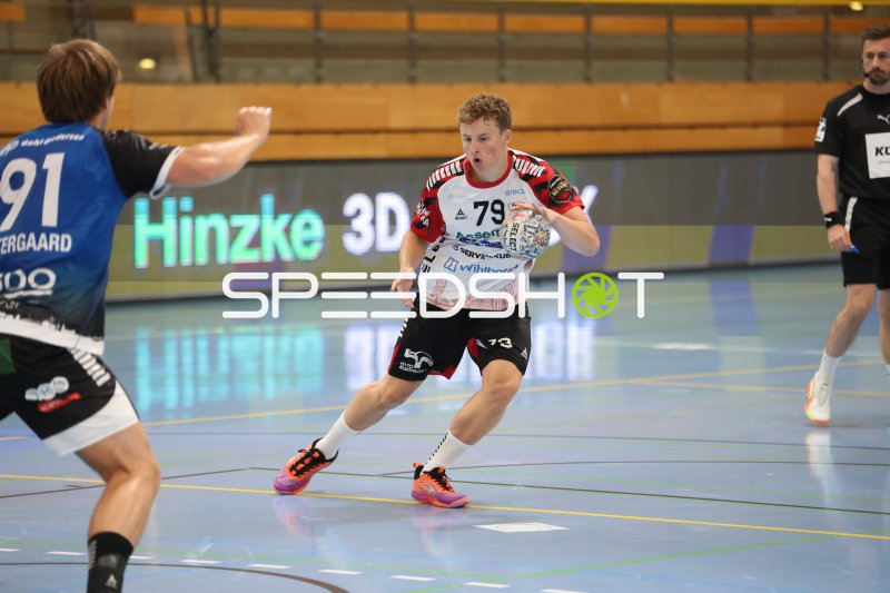 Colin Tönnesen (#79; HK Malmö) im Angriff gegen Skive fH