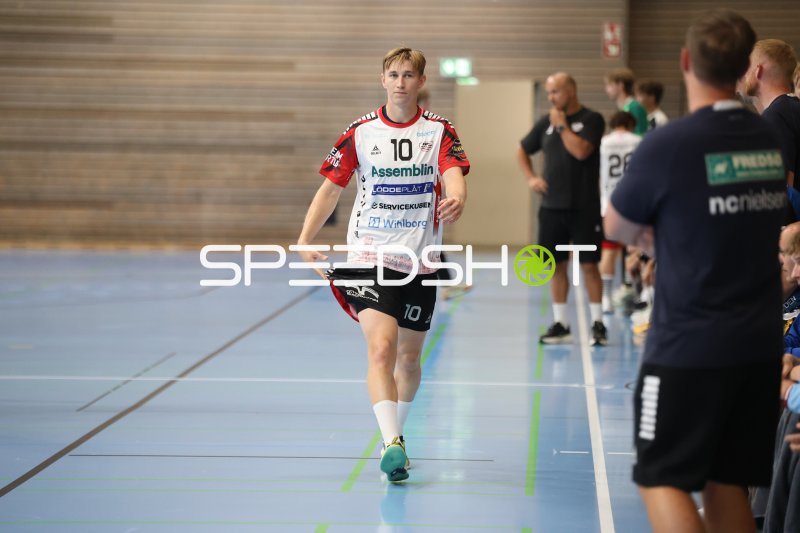 Jeppe Dyring (#10; HK Malmö) läuft über das Spielfeld in der Hansehalle