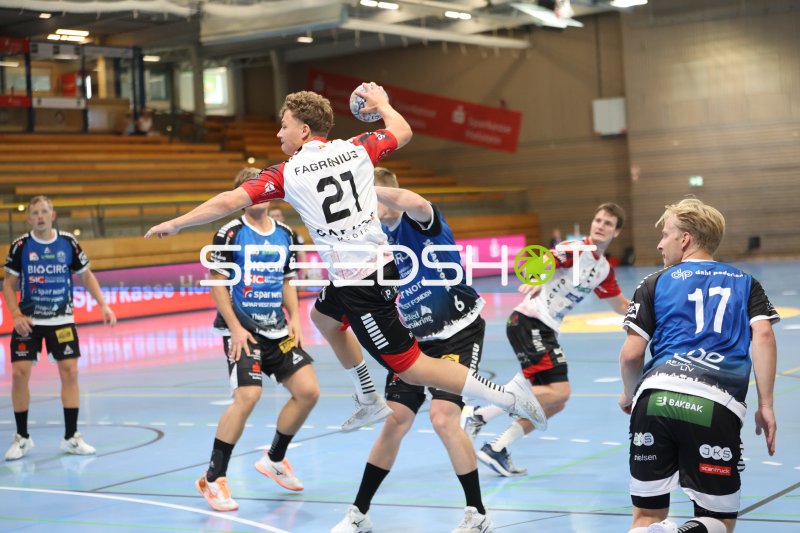 Ludvig Fagrenius (#21; HK Malmö) beim Sprungwurf gegen Skive fH