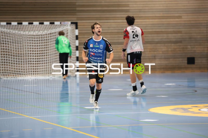 Jeppe Bangshøi (#8; Skive fH) bejubelt Treffer in der Hansehalle