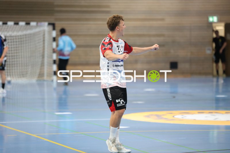 Ludvig Fagrenius (#21; HK Malmö) bejubelt Torerfolg in der Hansehalle