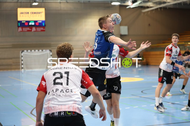 Skive fH-Spieler im Sprungwurf gegen Ludvig Fagrenius (#21; HK Malmö)