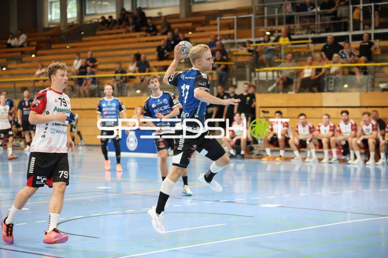 Mikkel Lang Rasmussen (#17; Skive fH) beim Sprungwurf gegen HK Malmö