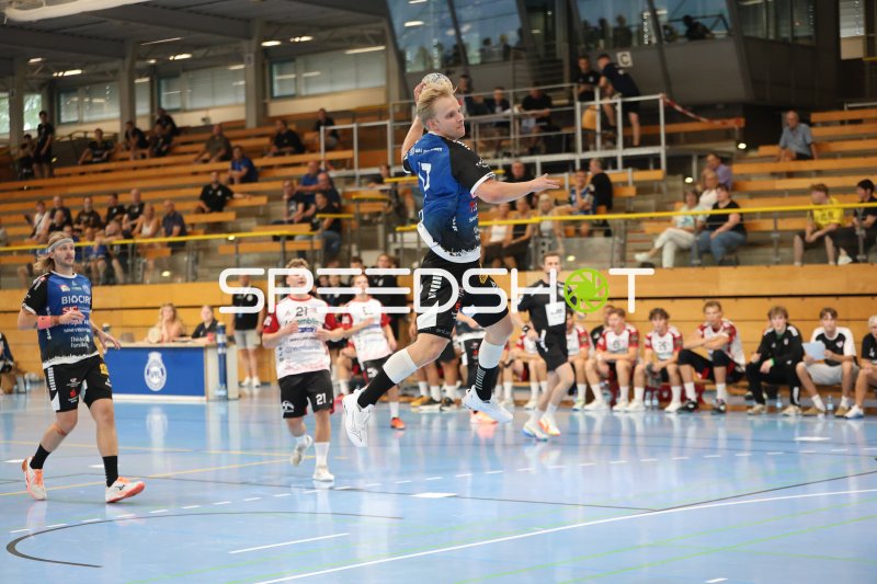Skive fH-Spieler (#47) beim Sprungwurf in der Hansehalle