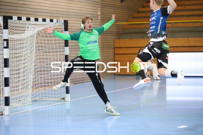 Ebbe Håkansson (#36; HK Malmö) reagiert spektakulär im Tor