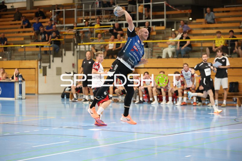 Colin Tönnesen (HK Malmö) beim Sprungwurf in der Hansehalle