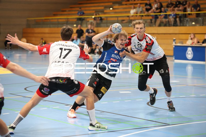 Skive fH im Angriff gegen Thilo Knutzen (#23; HK Malmö) in der Hansehalle