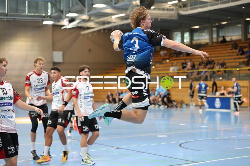 Victor Ilsøe (#3; Skive fH) im Sprungwurf gegen HK Malmö