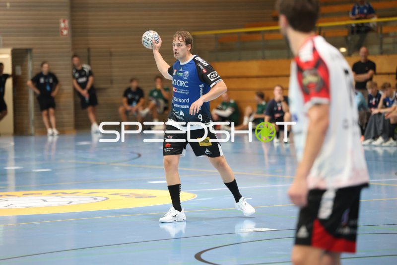 Jens Dolberg (#9; Skive fH) beim Wurfansatz in der Hansehalle