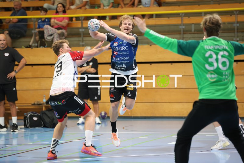 Joachim Hyldgaard (#5; Skive fH) im Sprungwurf gegen Torwart Ebbe Håkansson (#36; HK Malmö)