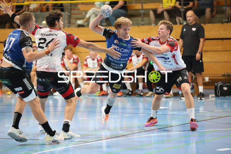 Hampus Nygren (#24; HK Malmö) im Zweikampf gegen Skive fH-Angreifer