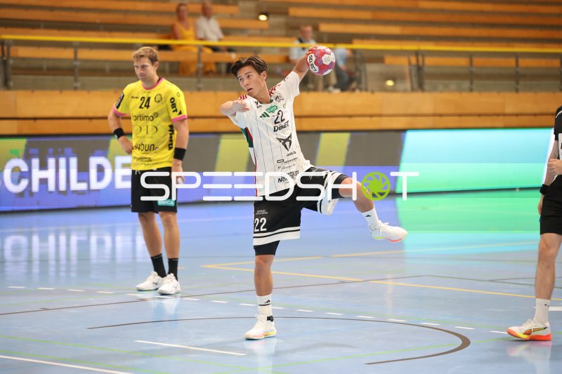 Love Sundewall (#22; HK Malmö) beim Wurfversuch in der Hansehalle