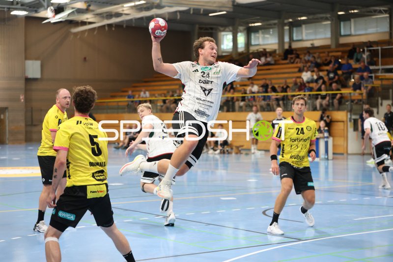 Hampus Nygren (#24; HK Malmö) beim Sprungwurf in der Hansehalle