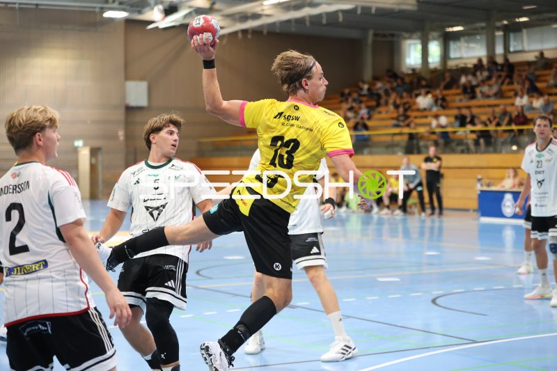 Thilo Knutzen (#23; HK Malmö) beim Sprungwurf in der Hansehalle