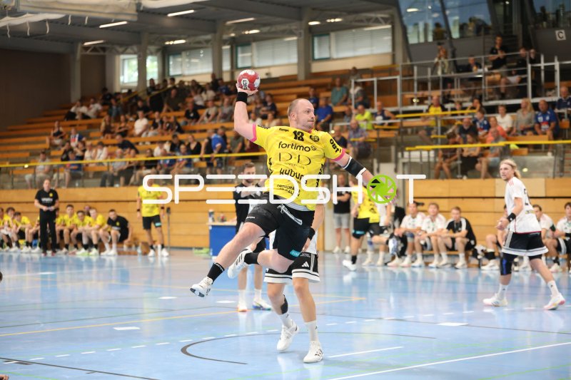 Sprungwurf in der Hansehalle – Spieler im gelben Trikot mit Nummer 18