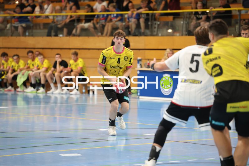 Jeppe Bangshøi (#8; Skive fH) mit Ball im Angriff