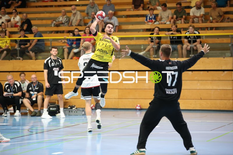 Sprungwurf in der Hansehalle – Angreifer im Duell mit Abwehrspieler #17