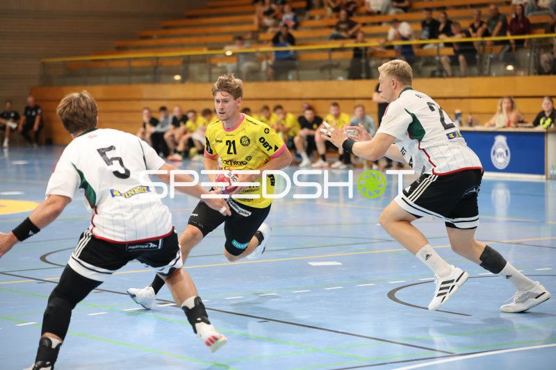 Christoffer Langerhuus (#21; Skive fH) im Durchbruch gegen HK Malmö