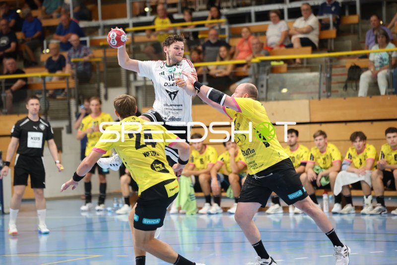 Wurfaktion in der Hansehalle – Spieler im Sprung gegen Abwehr