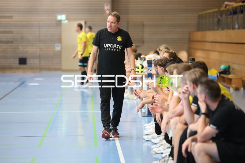 Trainer Michael Suter (TSV St. Ottmar St. Gallen) an der Seitenlinie