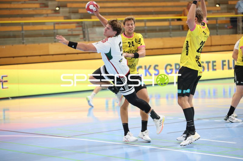 Helsingborg HK-Spieler beim Sprungwurf gegen TSV St. Ottmar St. Gallen
