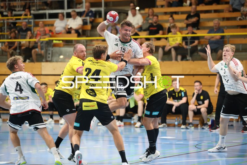 Carl Löfström (#13; TSV St. Ottmar) springt zum Wurf gegen Helsingborg HK