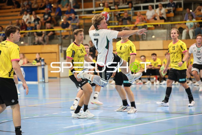Elliot Eriksson (#7; Helsingborg HK) beim Sprungwurf gegen TSV St. Ottmar