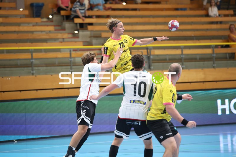 Joschua Braun (#23; TSV St. Ottmar St. Gallen) beim Sprungwurf