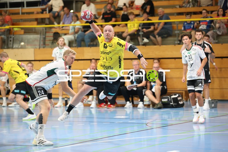 Carl Löfström (#13; TSV St. Ottmar St. Gallen) beim Sprungwurf gegen Helsingborg HK