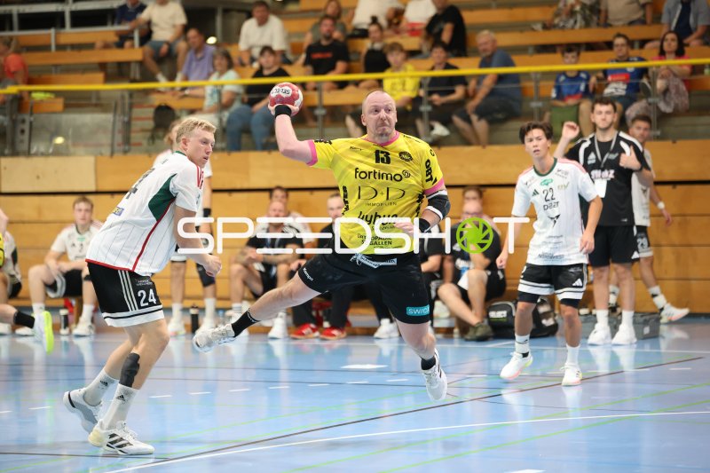 Carl Löfström (#13; TSV St. Ottmar St. Gallen) beim Sprungwurf
