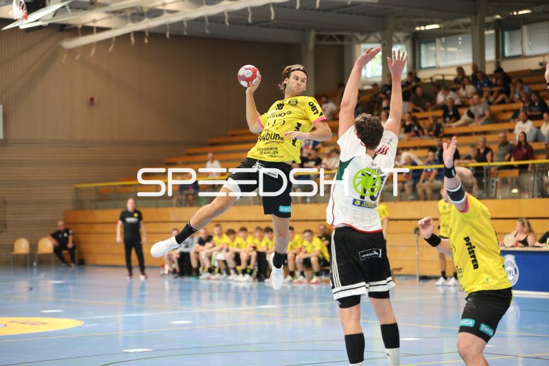 Emil Jessen (TSV St. Ottmar St. Gallen) beim Sprungwurf gegen Helsingborg HK