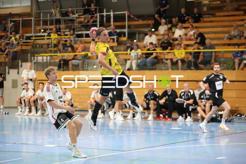 Joschua Braun (TSV St. Ottmar St. Gallen) im Sprungwurf gegen Anders Thomassen