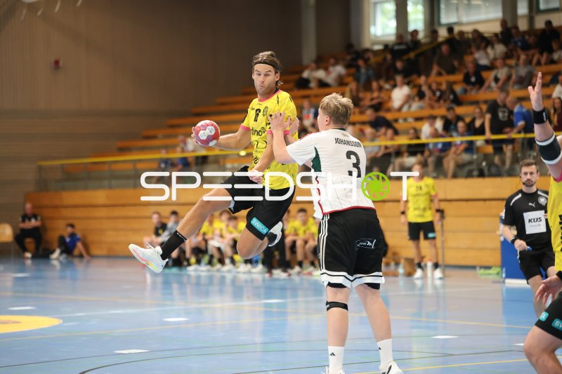 Emil Jessen (TSV St. Ottmar St. Gallen) im Sprungwurf gegen Oscar Johansson (#3; Helsingborg HK)