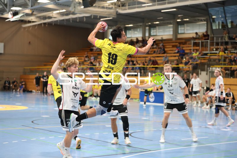 Miguel Alves (#19; TSV St. Ottmar St. Gallen) beim Sprungwurf