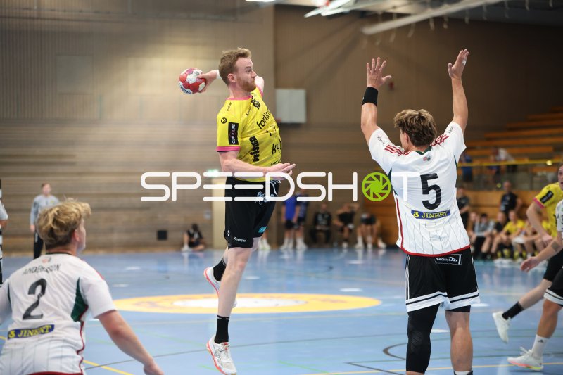 Max Höning (TSV St. Ottmar St. Gallen) beim Sprungwurf gegen Helsingborg HK