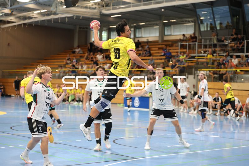 Miguel Alves (#19; TSV St. Ottmar St. Gallen) beim Sprungwurf gegen Helsingborg HK