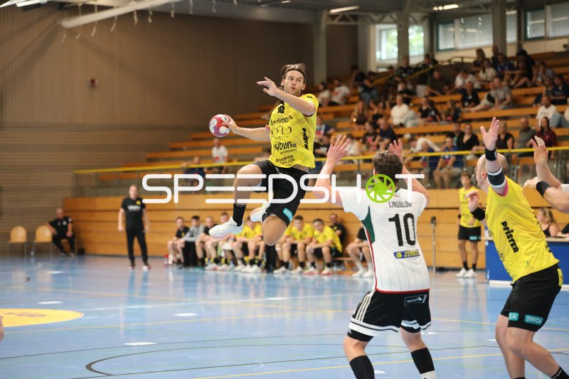 Emil Jessen (TSV St. Ottmar St. Gallen) beim Sprungwurf gegen Helsingborg HK