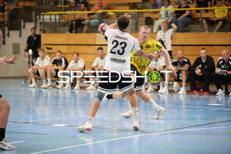 Jesper Lindgren (#23; Helsingborg HK) im Wurf gegen Marcus Stroustrup