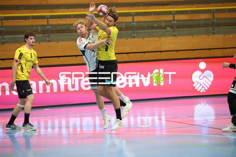 Andrin Dörwaldt (#5; TSV St. Ottmar) blockt Wurf gegen Helsingborg HK