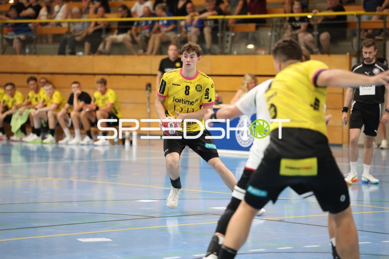 Moritz Heinl (#8; TSV St. Ottmar St. Gallen) im Spielaufbau