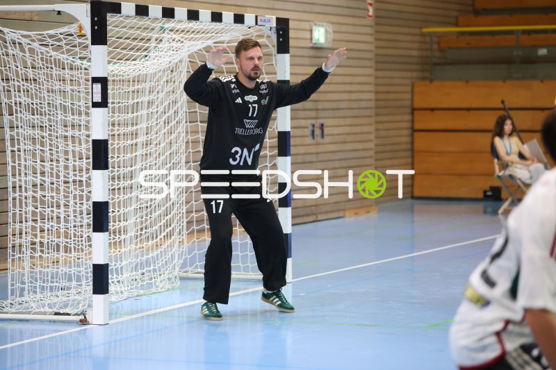 Michael Andersson (#17; Helsingborg HK) im Tor bereit