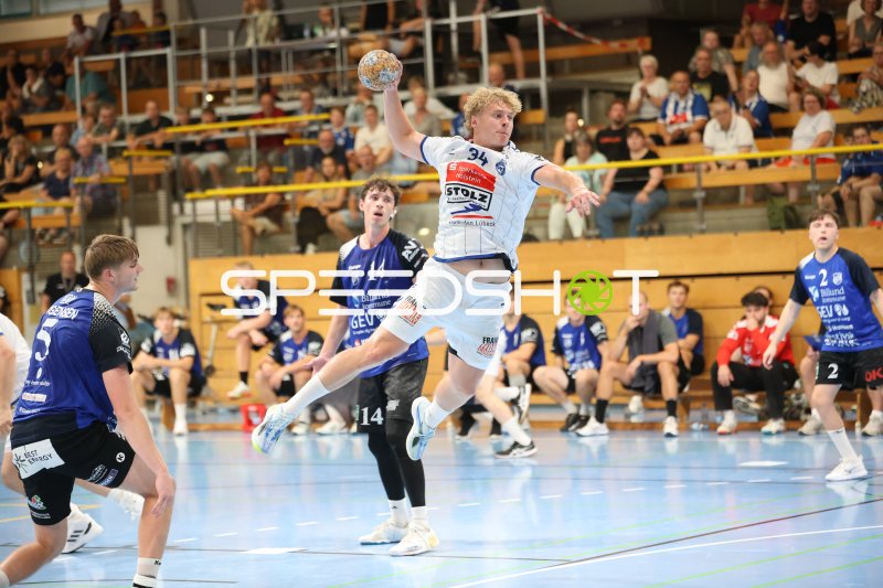 Thore Heinemann (#34; VfL Lübeck-Schwartau) beim Sprungwurf in der Hansehalle