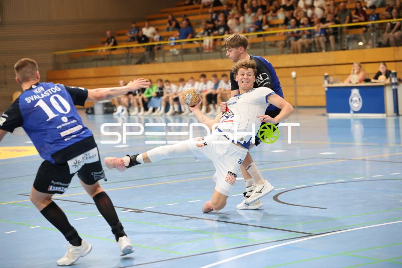 Magnus Holpert (#22; VfL Lübeck-Schwartau) im Zweikampf gegen Grindstedt GIF