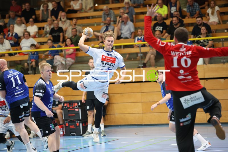 Einar Nickelsen (#42; VfL Lübeck-Schwartau) beim Sprungwurf gegen Grindstedt GIF