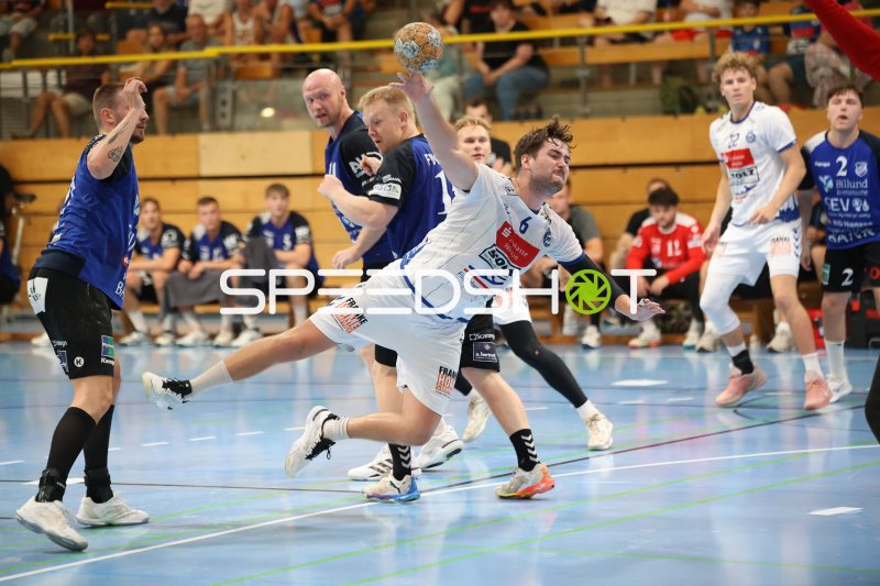 Rasmus Houmøller (#6; VfL Lübeck-Schwartau) beim Wurf gegen Grindstedt GIF