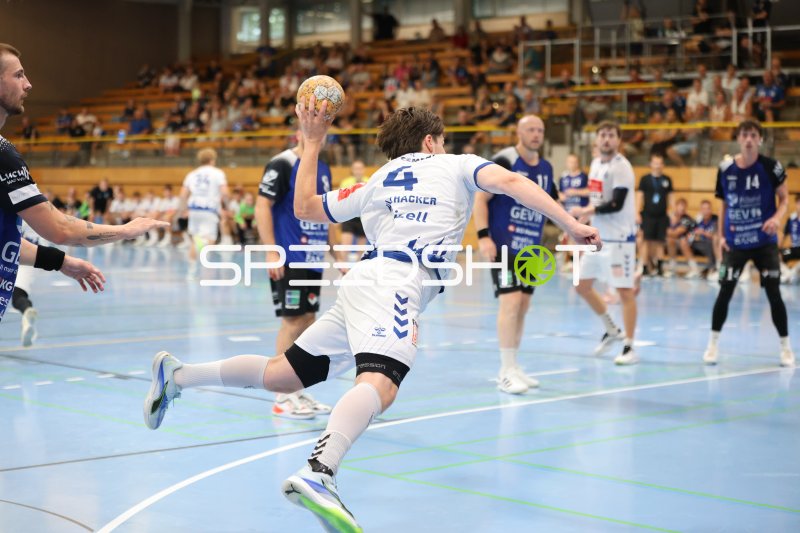 Paul Holzhacker (#4; VfL Lübeck-Schwartau) beim Sprungwurf