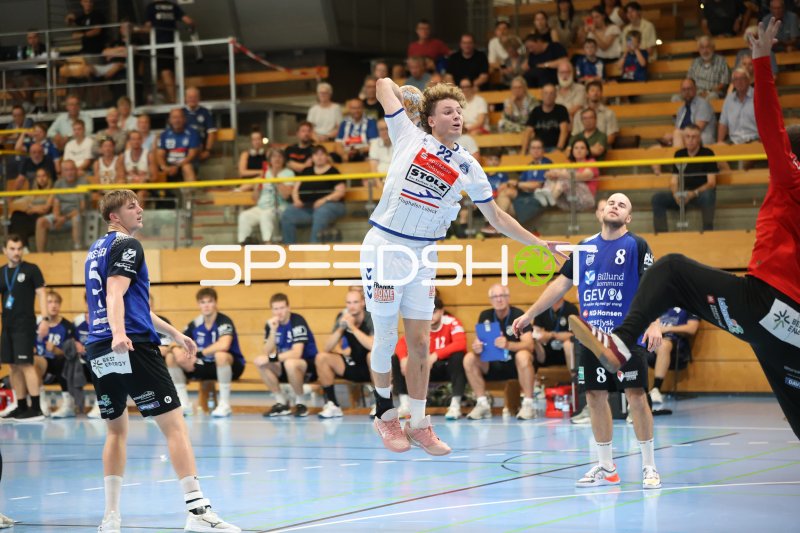 Magnus Holpert (#22; VfL Lübeck-Schwartau) beim Sprungwurf in der Hansehalle