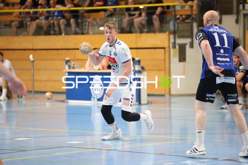Ole Hagedorn (#10; VfL Lübeck-Schwartau) im Angriff gegen Grindstedt GIF