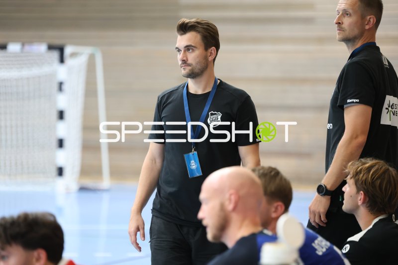 Jacob V. Pedersen (Trainer; Grindstedt GIF) beobachtet das Spielgeschehen