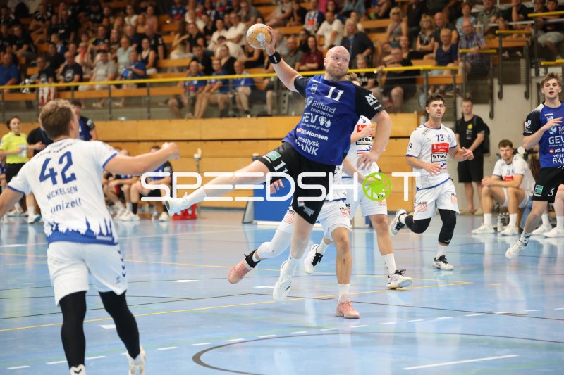 Kristoffer Jessen (#11; Grindstedt GIF) beim Sprungwurf in der Hansehalle